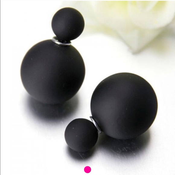 Jewelry - Double-sided earrings in Matte black NWT
